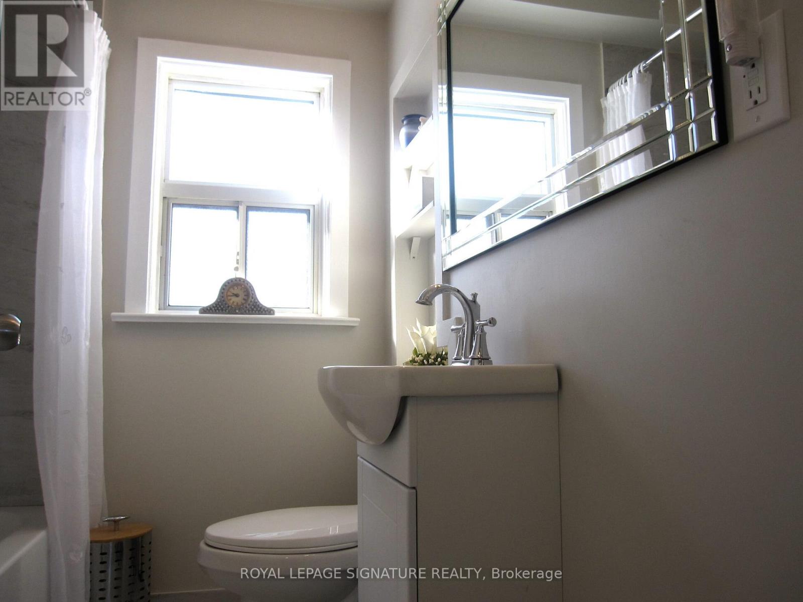 Main & Lower - 597 Curzon Avenue, Mississauga, Ontario  L5G 1P8 - Photo 9 - W12615156