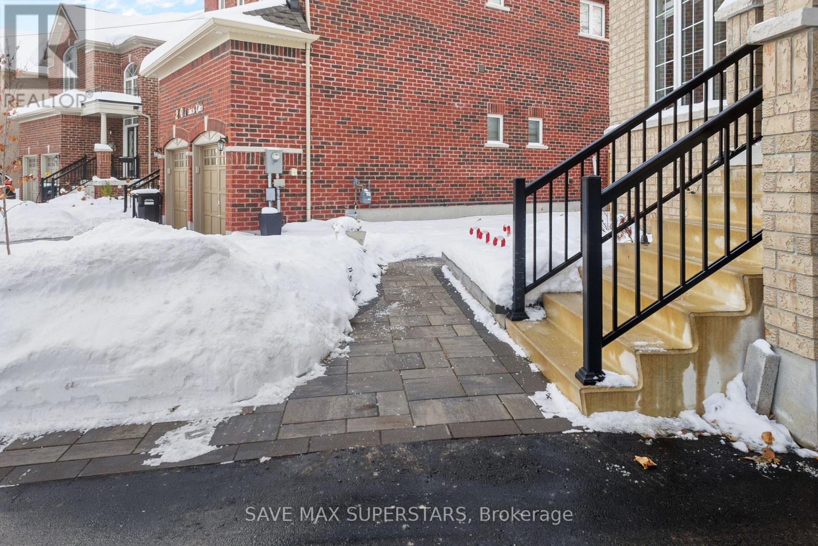 30 Westminster Circle, Barrie, Ontario L4M 0A4 - Photo 2 - S12611232