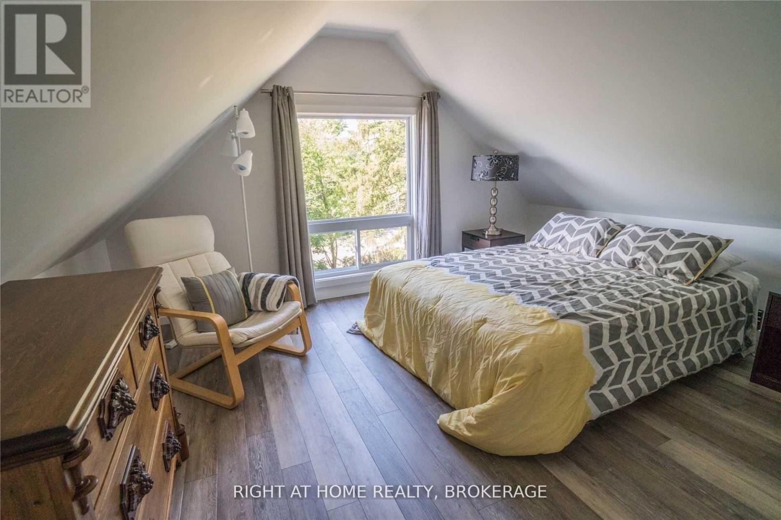 Loft - 164 Trafalgar Road, Oakville, Ontario  L6J 3G6 - Photo 9 - W12146527