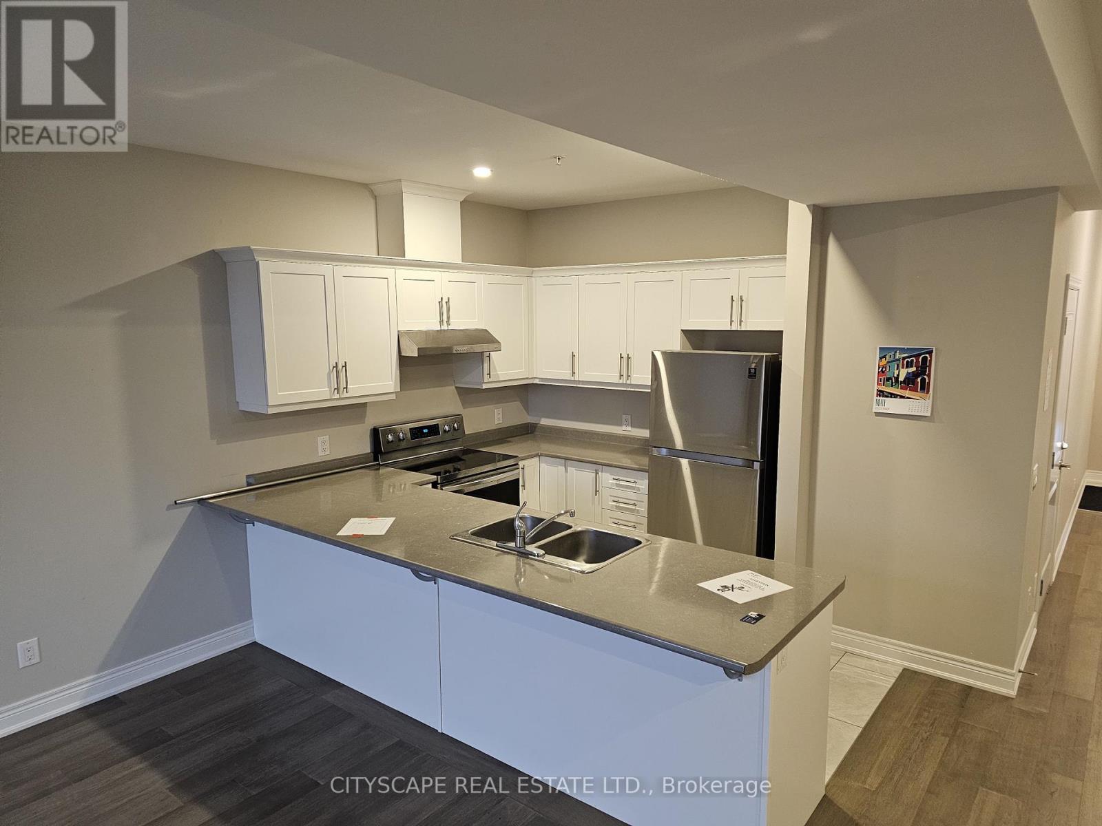 31 Corbin Street, St. Catharines, Ontario  L2P 0E8 - Photo 6 - X12615136