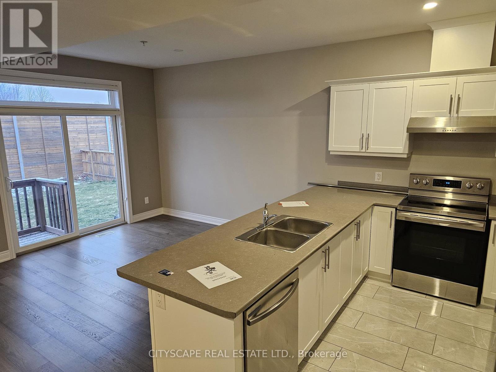 31 Corbin Street, St. Catharines, Ontario  L2P 0E8 - Photo 8 - X12615136