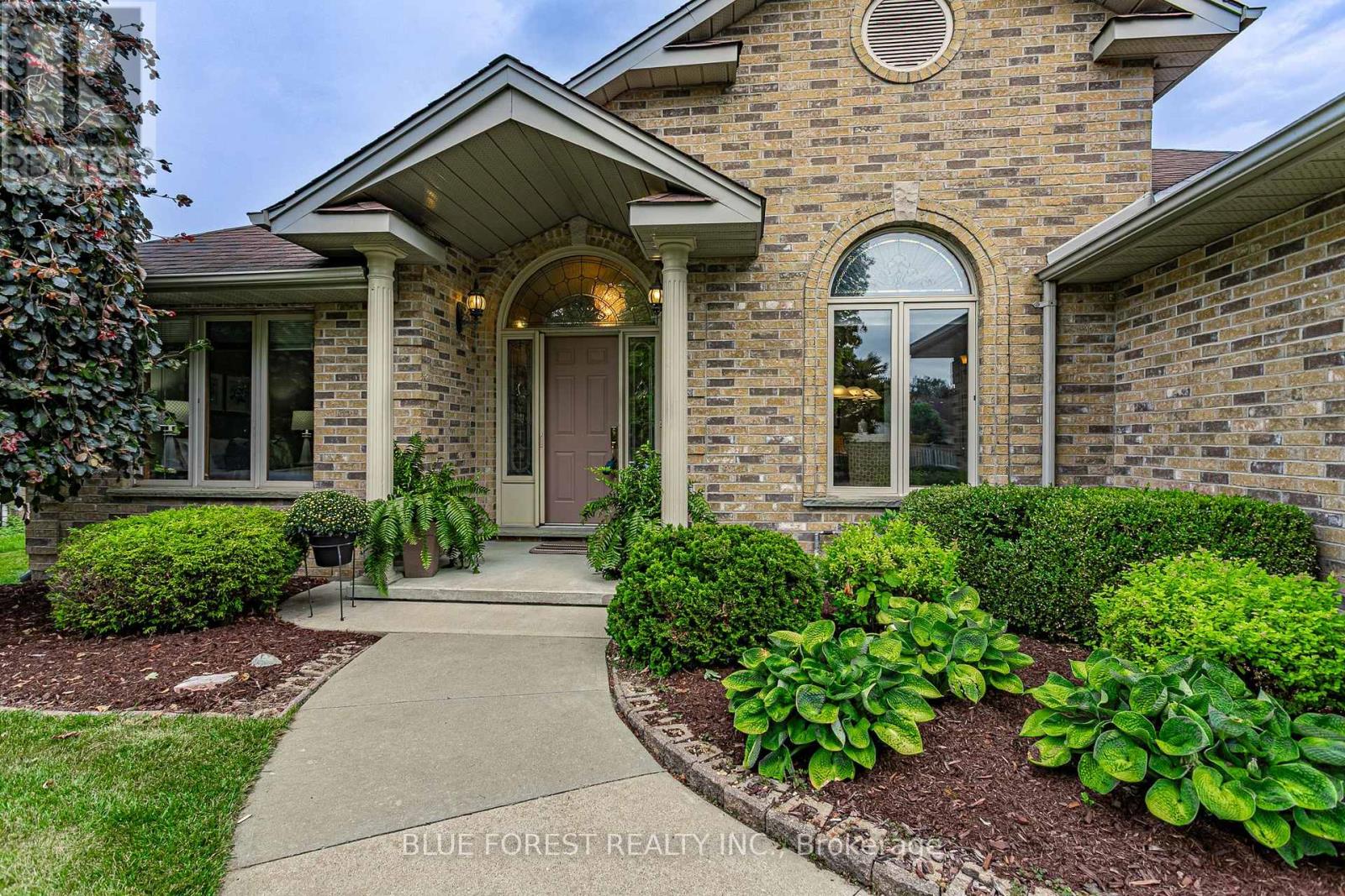 15 Calvert Place, Thames Centre, Ontario  N0L 1G3 - Photo 2 - X12615286