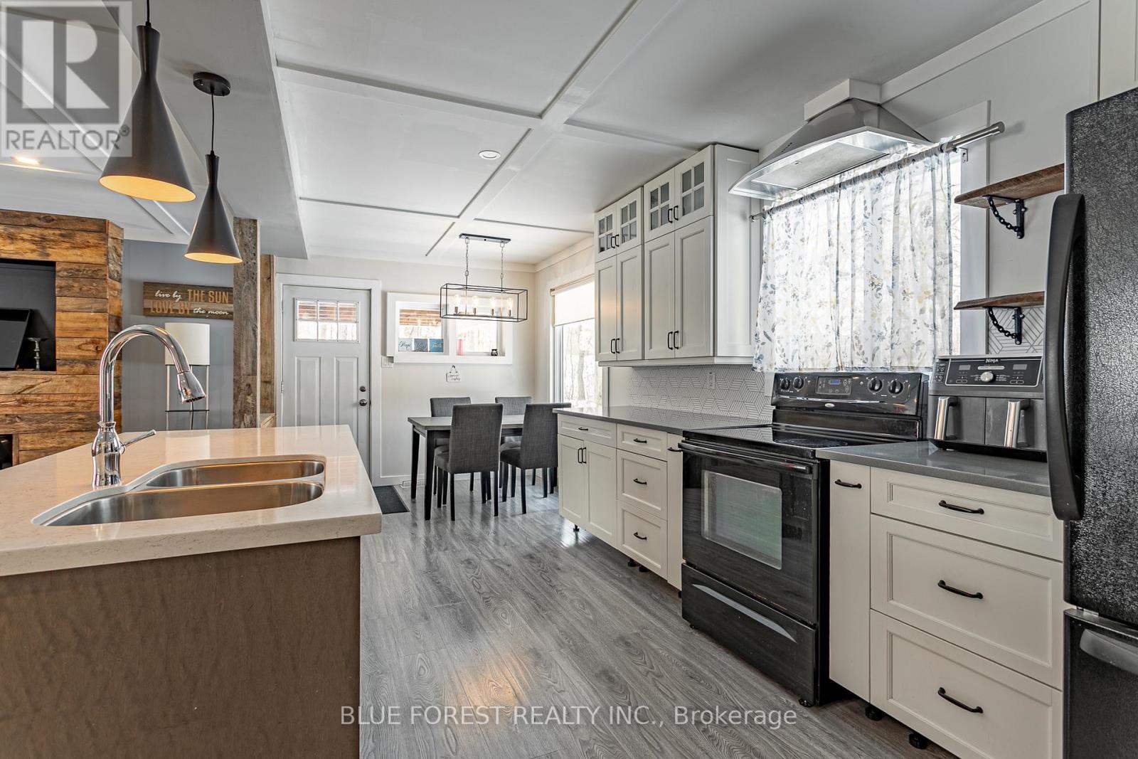 9716 Lakeshore Road, Lambton Shores, Ontario  N0M 1T0 - Photo 12 - X12615296