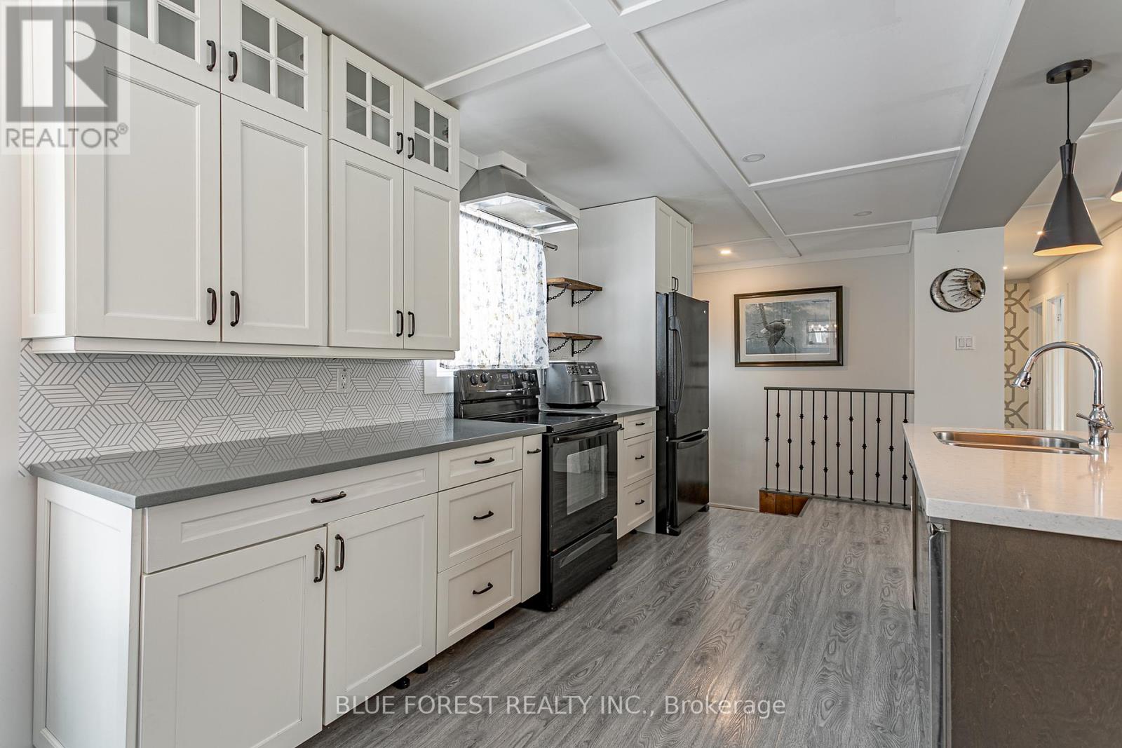 9716 Lakeshore Road, Lambton Shores, Ontario  N0M 1T0 - Photo 13 - X12615296