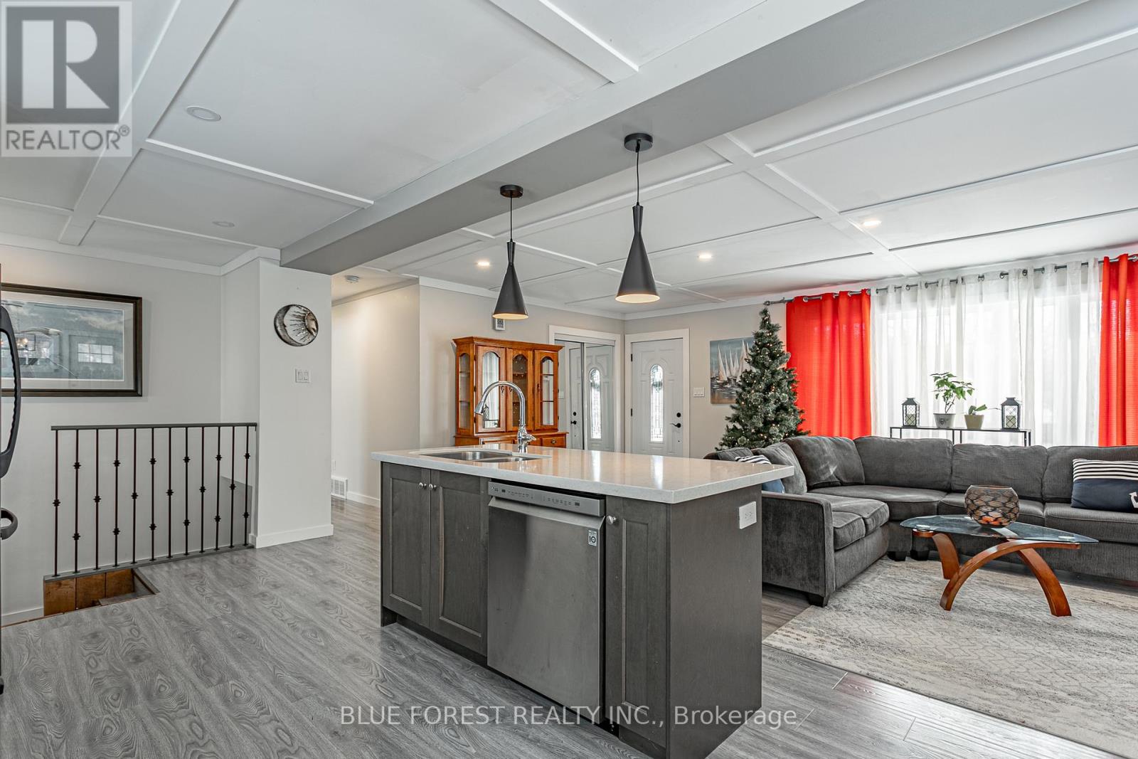 9716 Lakeshore Road, Lambton Shores, Ontario  N0M 1T0 - Photo 14 - X12615296