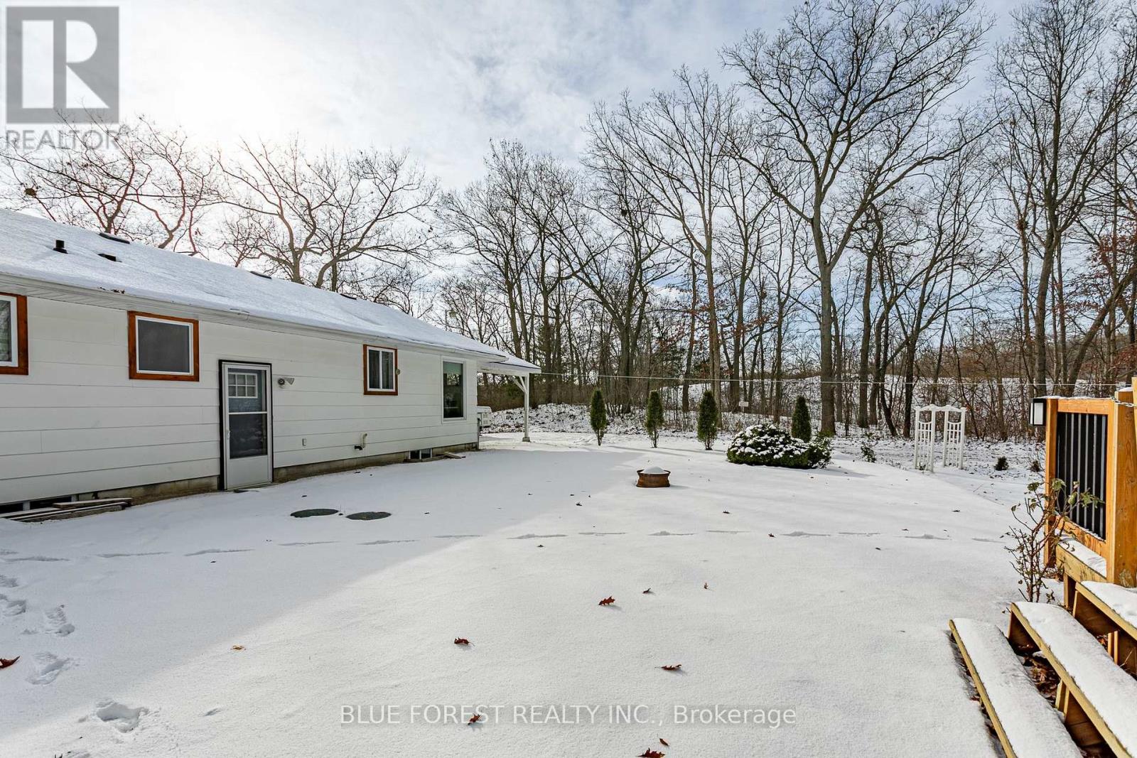 9716 Lakeshore Road, Lambton Shores, Ontario  N0M 1T0 - Photo 38 - X12615296