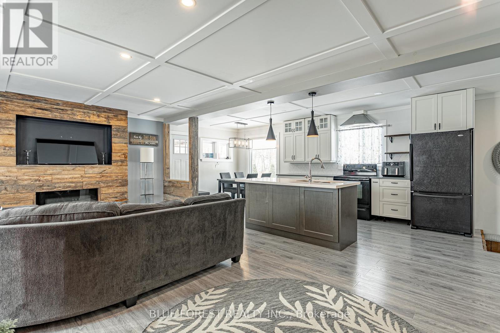 9716 Lakeshore Road, Lambton Shores, Ontario  N0M 1T0 - Photo 5 - X12615296