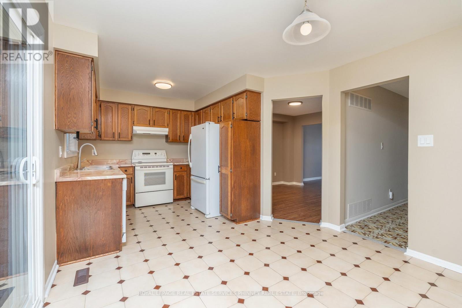 1005 Queen Street W, Mississauga, Ontario  L5H 4E1 - Photo 16 - W12399726