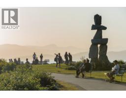 204 1050 CHILCO STREET