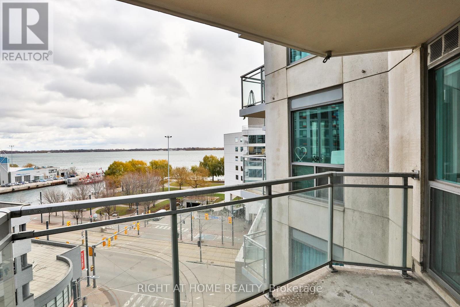 712 - 410 Queens Quay W, Toronto, Ontario  M5V 3T1 - Photo 19 - C12614680