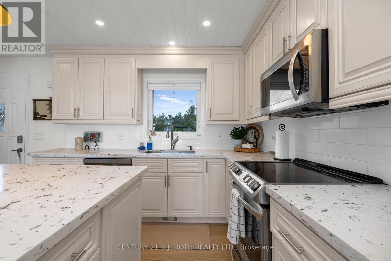 95 Lakeshore Road E, Oro-Medonte, Ontario  L0L 2E0 - Photo 9 - S12475807