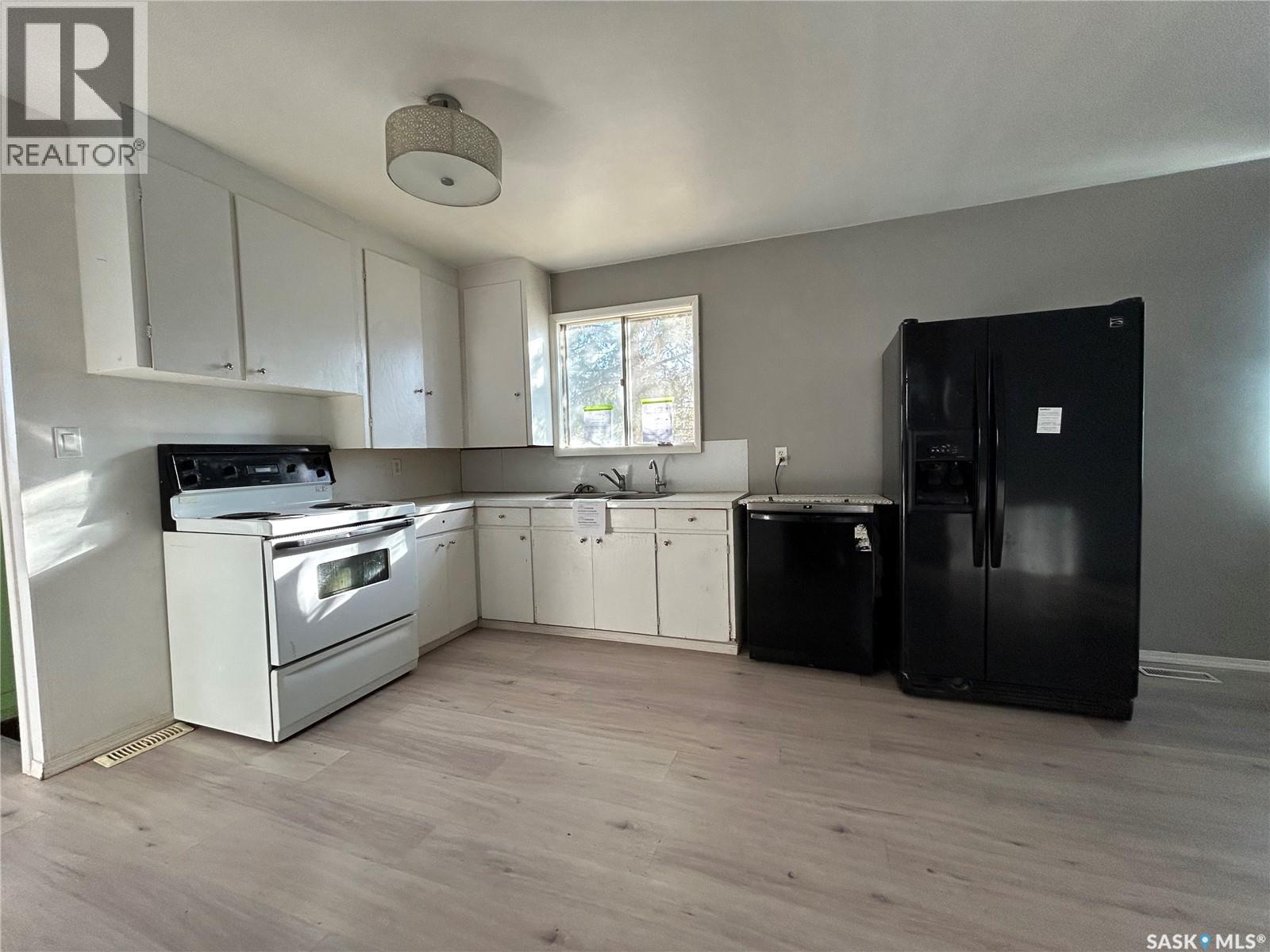 723 4th Avenue, Whitewood, Saskatchewan  S0G 5C0 - Photo 3 - SK025444