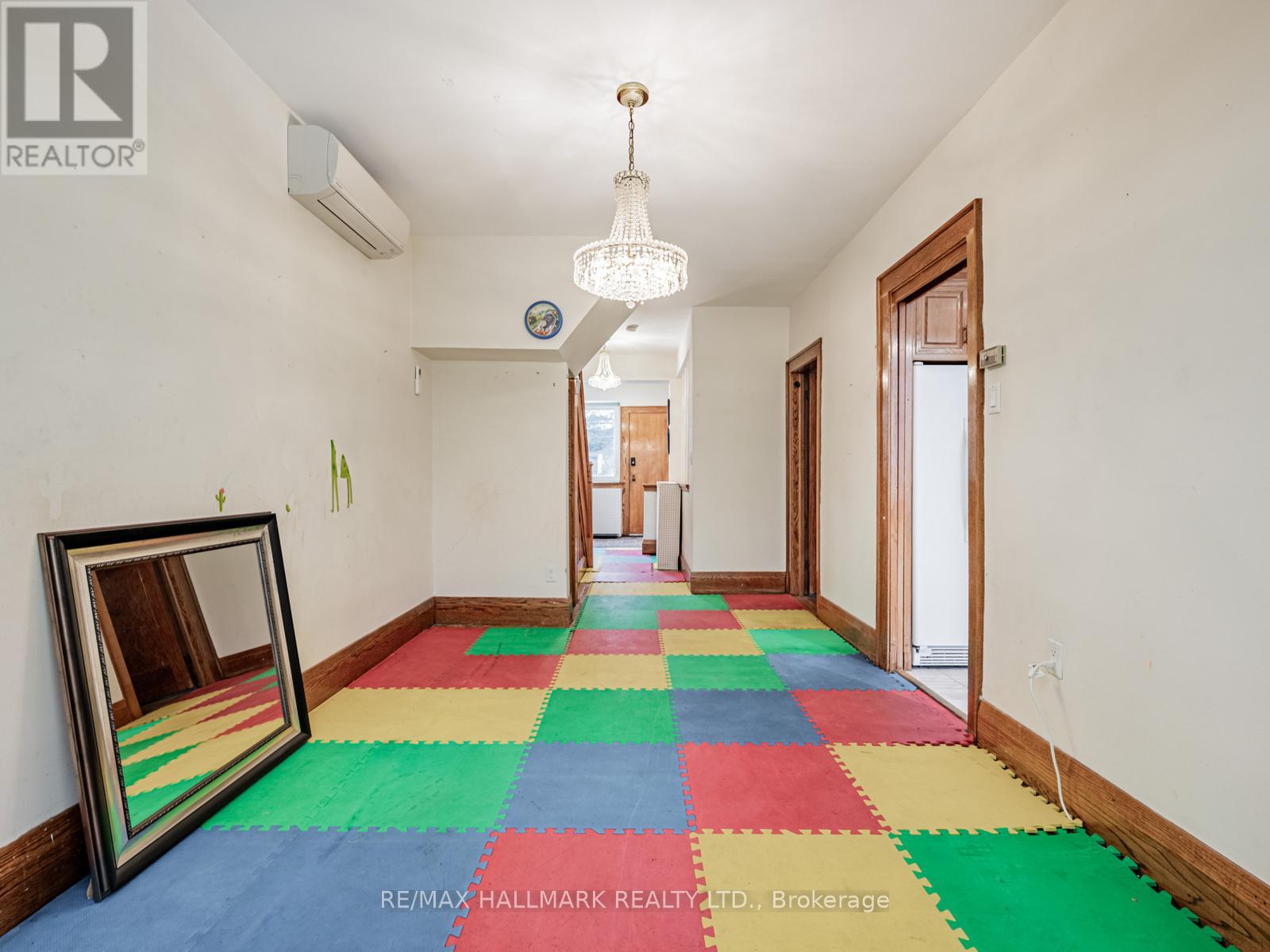 538 Strathmore Boulevard, Toronto, Ontario  M4C 1P1 - Photo 10 - E12615236