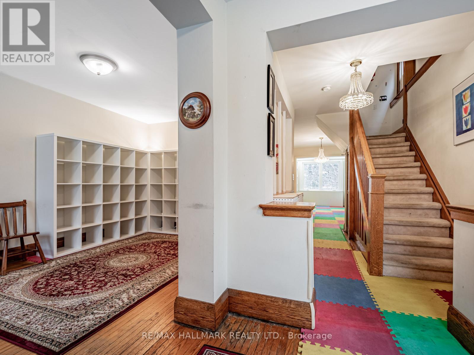 538 Strathmore Boulevard, Toronto, Ontario  M4C 1P1 - Photo 8 - E12615236