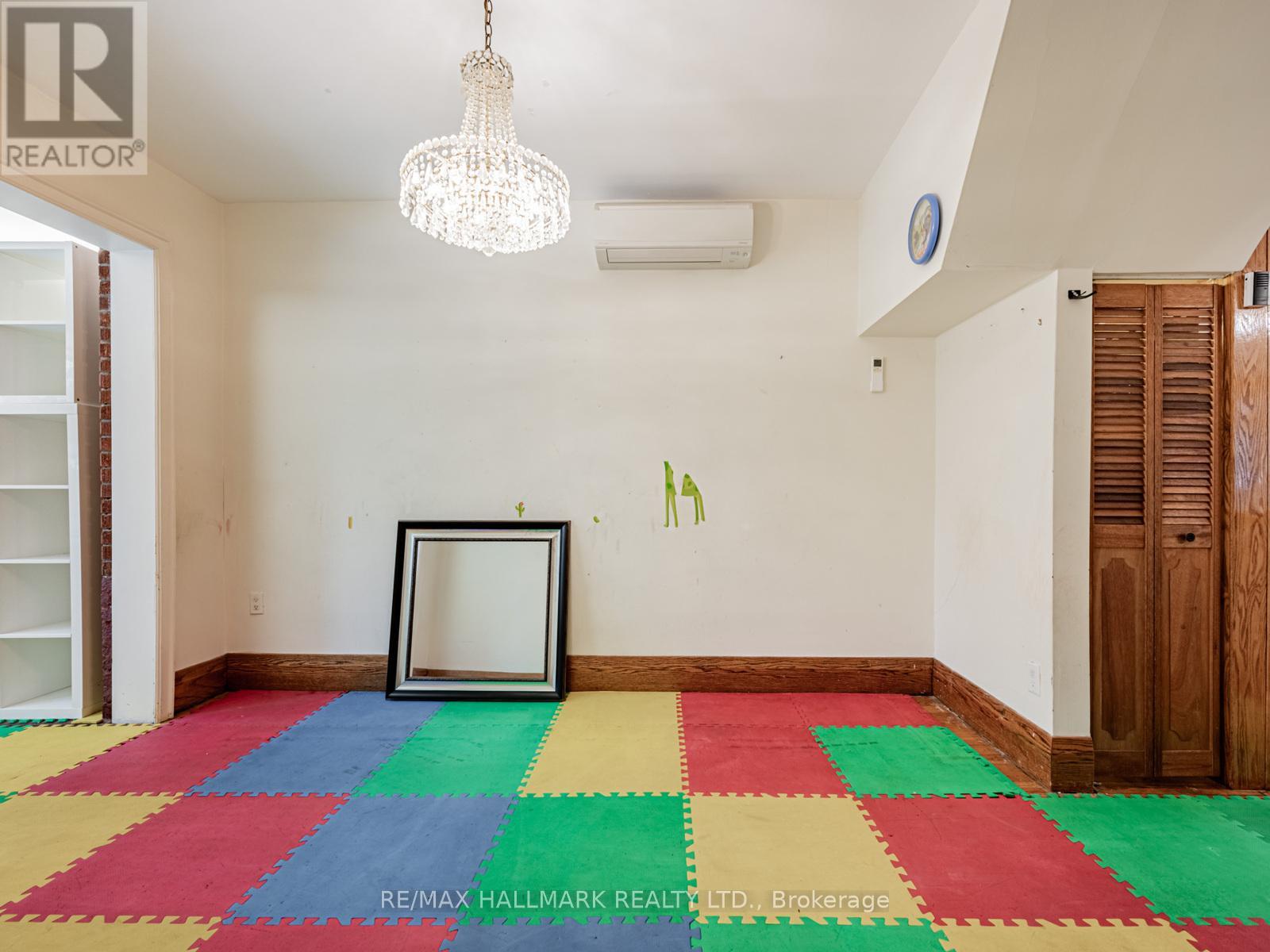 538 Strathmore Boulevard, Toronto, Ontario  M4C 1P1 - Photo 9 - E12615236