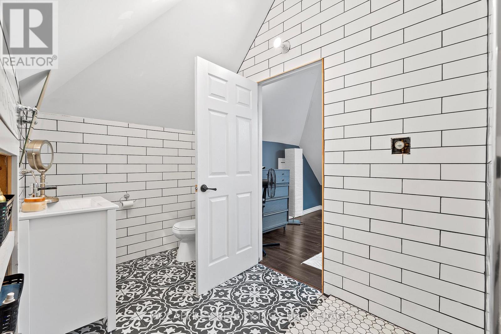 110 Adelaide Street, Front Of Leeds & Seeleys Bay, Ontario  K0H 2N0 - Photo 33 - X12400566