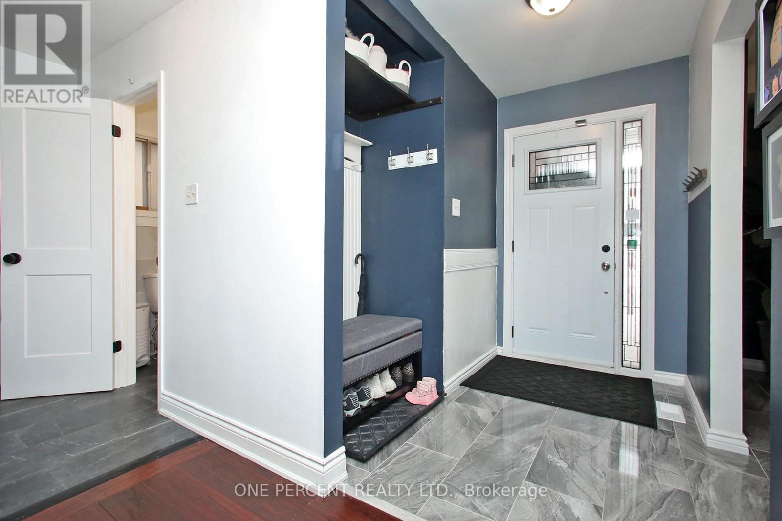 85 Ashford Court, Brampton, Ontario  L6V 3E2 - Photo 4 - W12615246