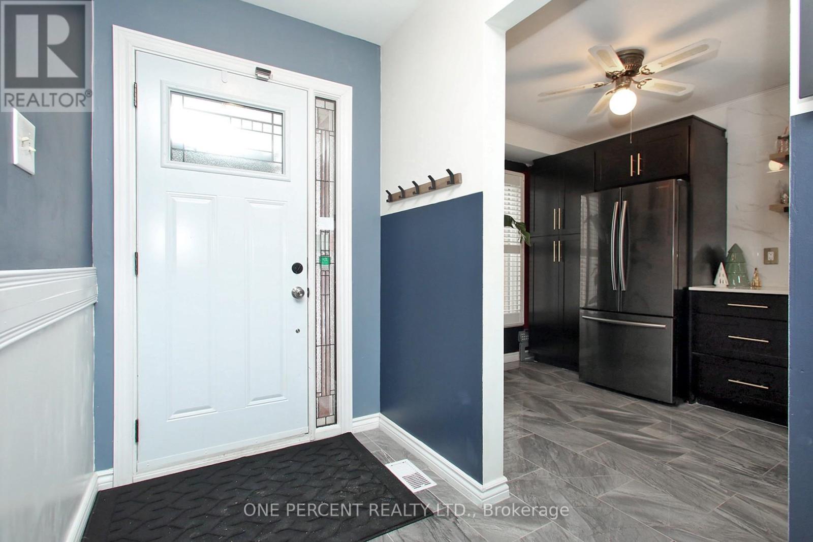 85 Ashford Court, Brampton, Ontario  L6V 3E2 - Photo 5 - W12615246