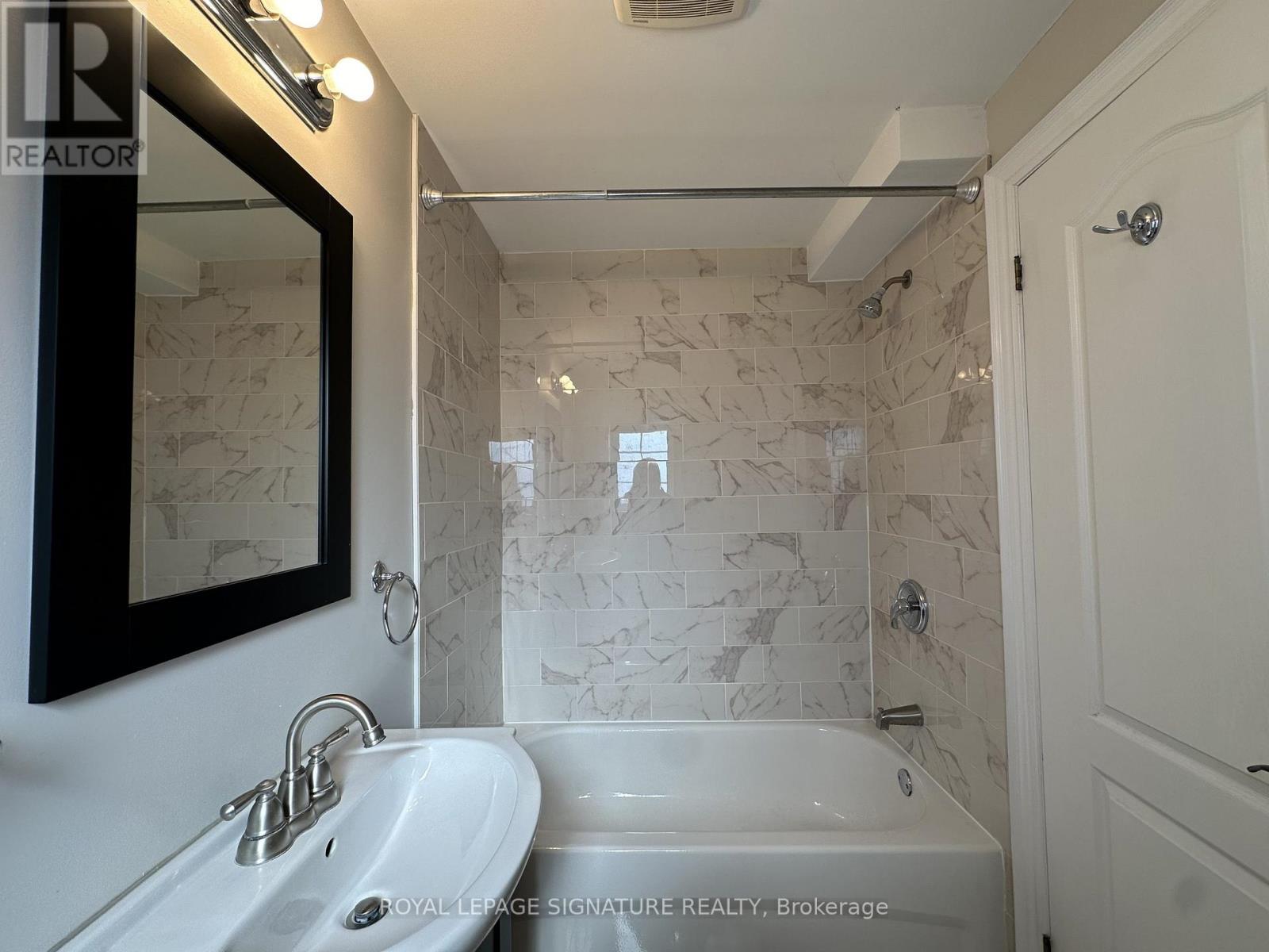 Upper - 899 Lakeshore Road E, Mississauga, Ontario  L5E 1E2 - Photo 12 - W12615298