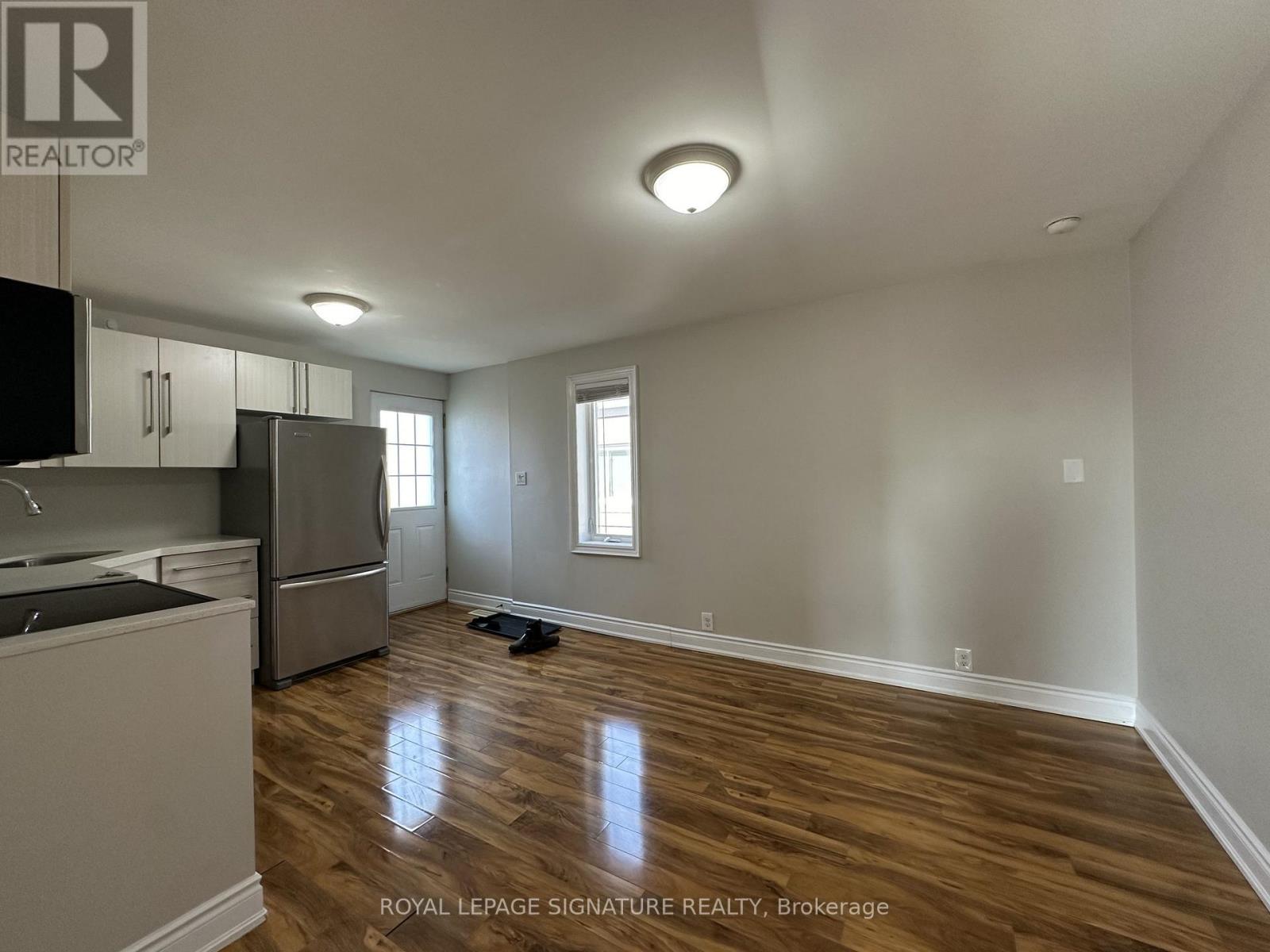 Upper - 899 Lakeshore Road E, Mississauga, Ontario  L5E 1E2 - Photo 5 - W12615298