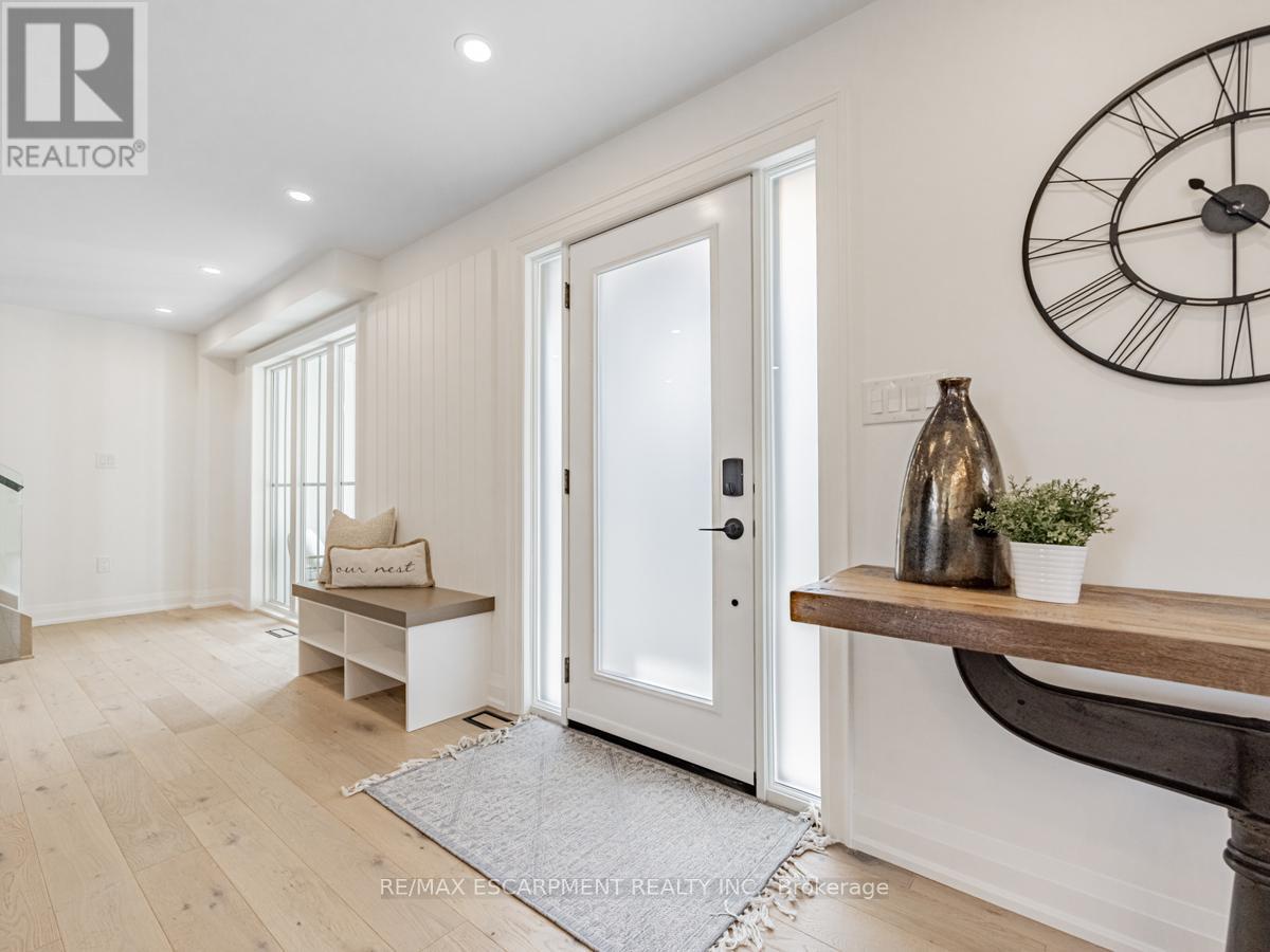 2212 Urwin Crescent, Oakville, Ontario  L6L 2T2 - Photo 5 - W12615306