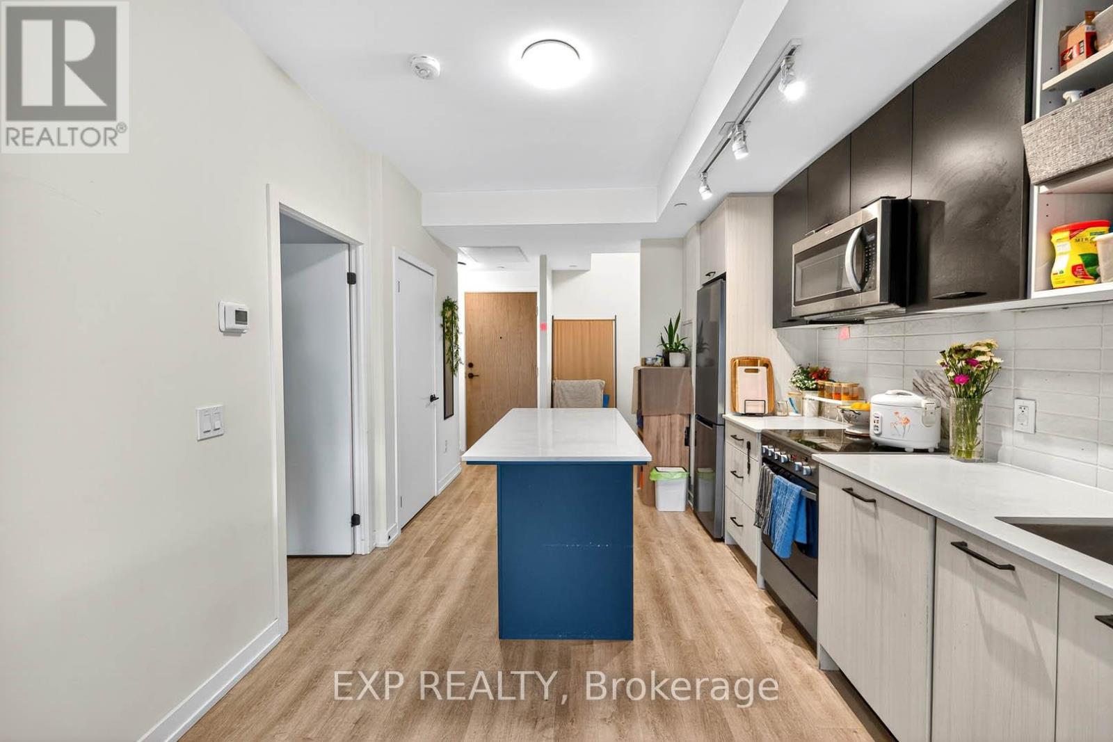 813 - 2300 St Clair Avenue W, Toronto, Ontario  M6N 1K8 - Photo 14 - W12615326