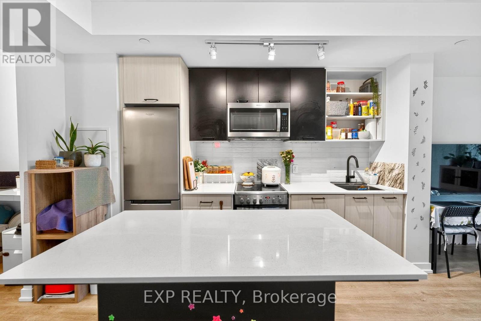 813 - 2300 St Clair Avenue W, Toronto, Ontario  M6N 1K8 - Photo 16 - W12615326