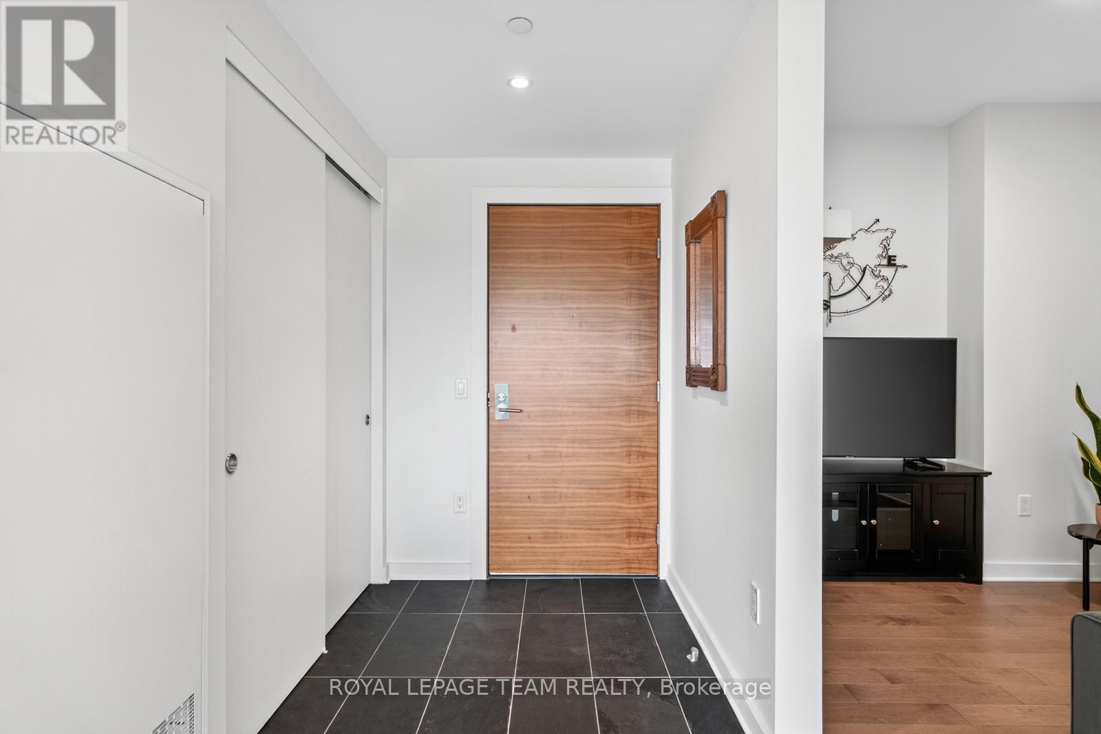 608 - 135 Barrette Street, Ottawa, Ontario K1L 7Z9 - Photo 3 - X12615432