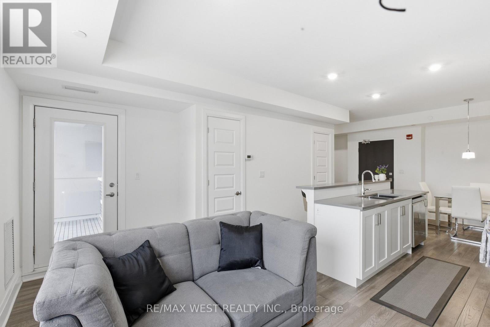 412 - 2 Adam Sellers Street, Markham, Ontario L6B 1P2 - Photo 5 - N12610856