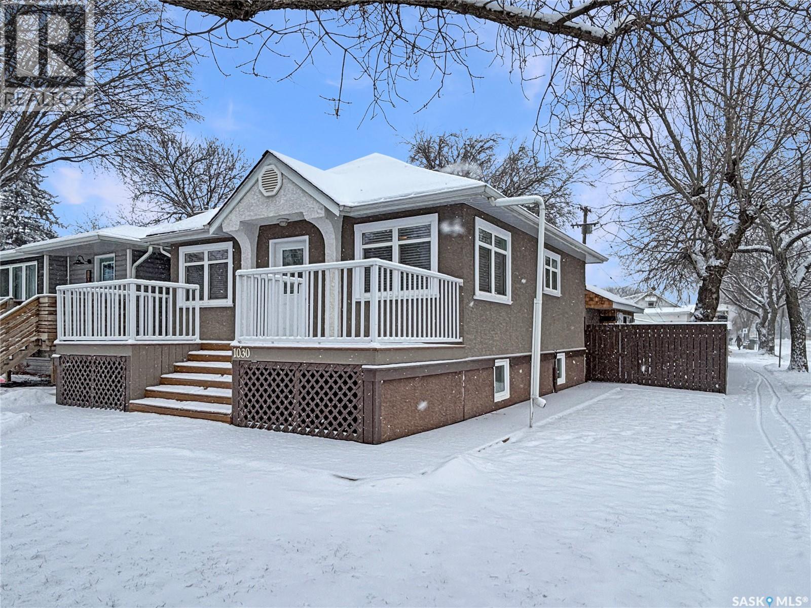 1030 M Avenue S, Saskatoon, Saskatchewan S7M 2L9 - Photo 2 - SK024997