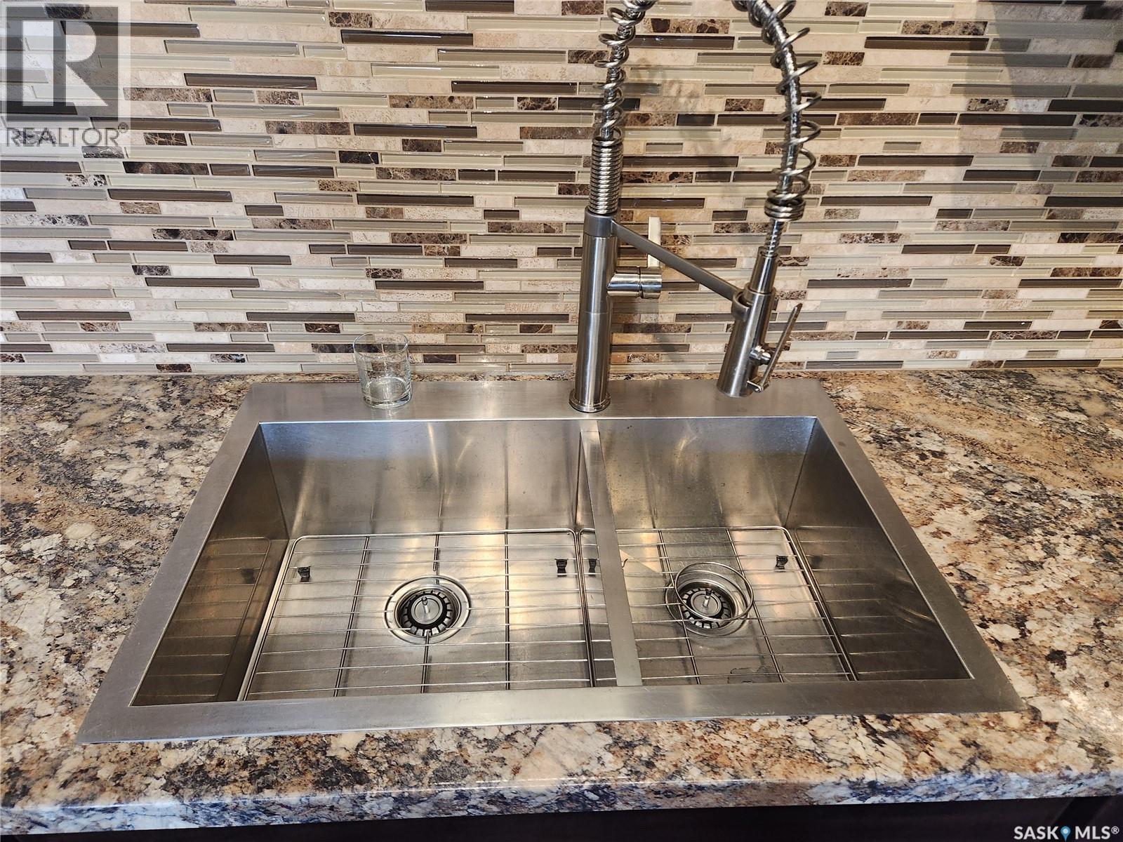 1030 M Avenue S, Saskatoon, Saskatchewan S7M 2L9 - Photo 12 - SK024997