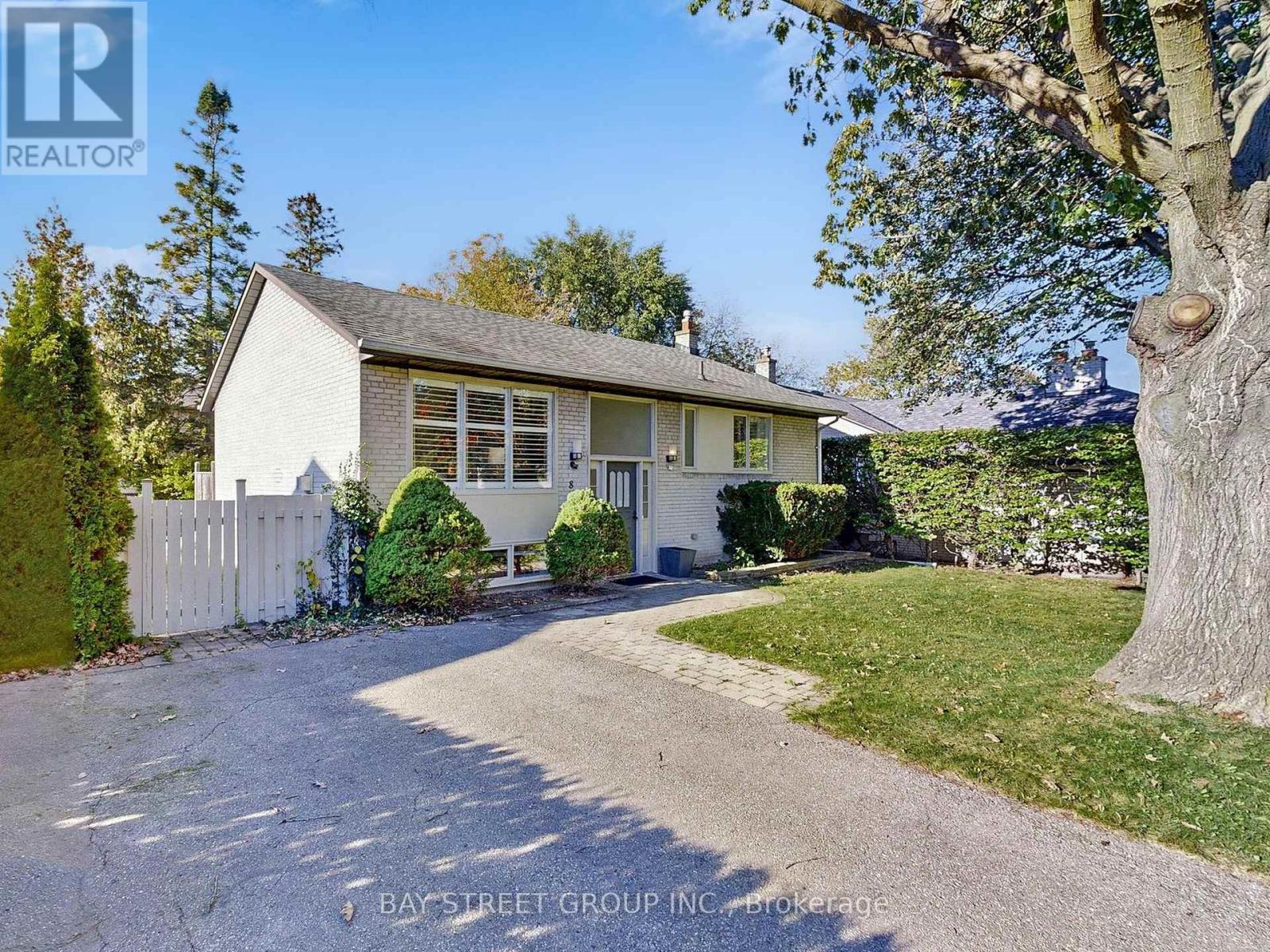 8 OVERTON CRESCENT, Toronto, Ontario