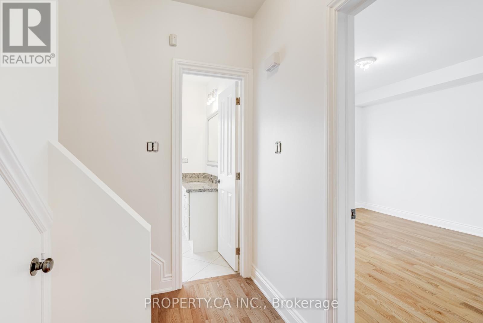 Upper - 21 D'arcy Street, Toronto, Ontario  M5T 1J8 - Photo 19 - C12615436