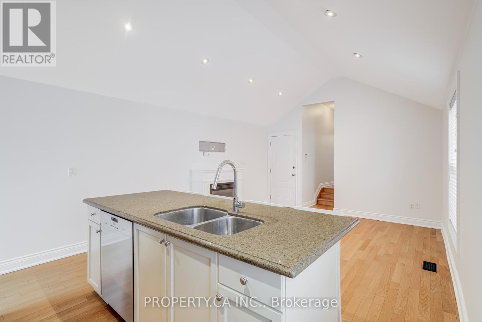 Upper - 21 D'arcy Street, Toronto, Ontario  M5T 1J8 - Photo 6 - C12615436