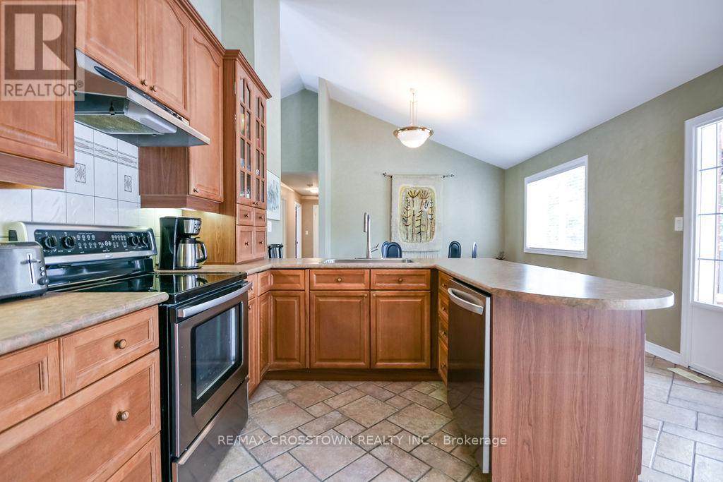 25 Cunningham Drive, Essa, Ontario  L0L 2N0 - Photo 17 - N12615474