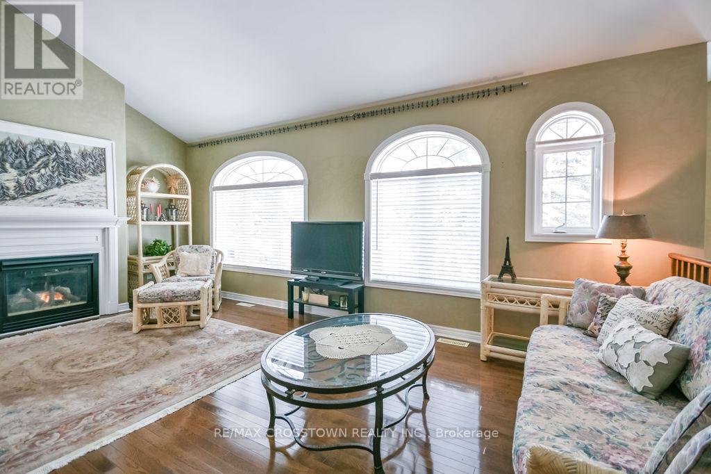 25 Cunningham Drive, Essa, Ontario  L0L 2N0 - Photo 9 - N12615474