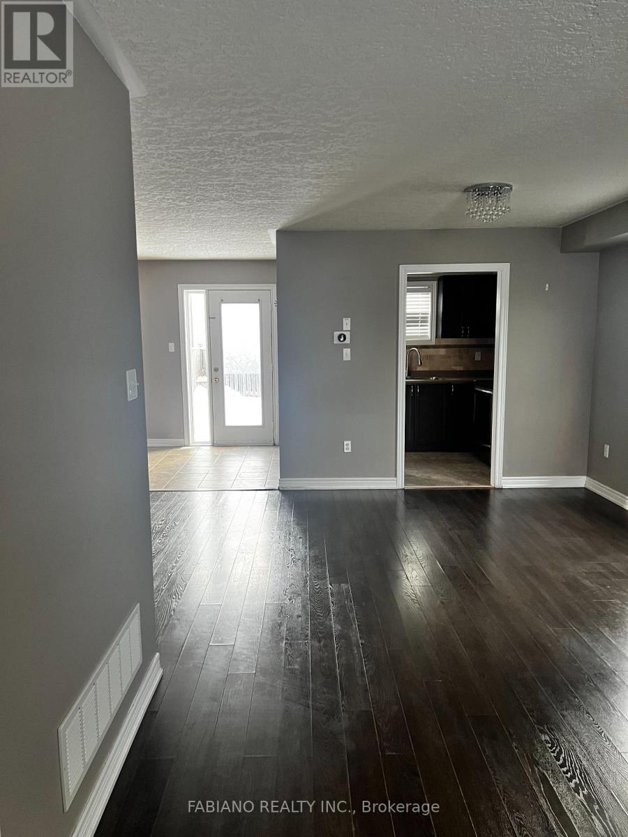 9 Admiral Crescent, Essa, Ontario  L0M 1B4 - Photo 6 - N12615526