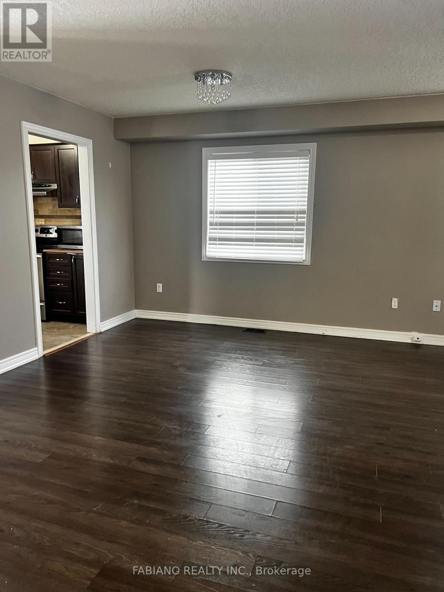 9 Admiral Crescent, Essa, Ontario  L0M 1B4 - Photo 7 - N12615526