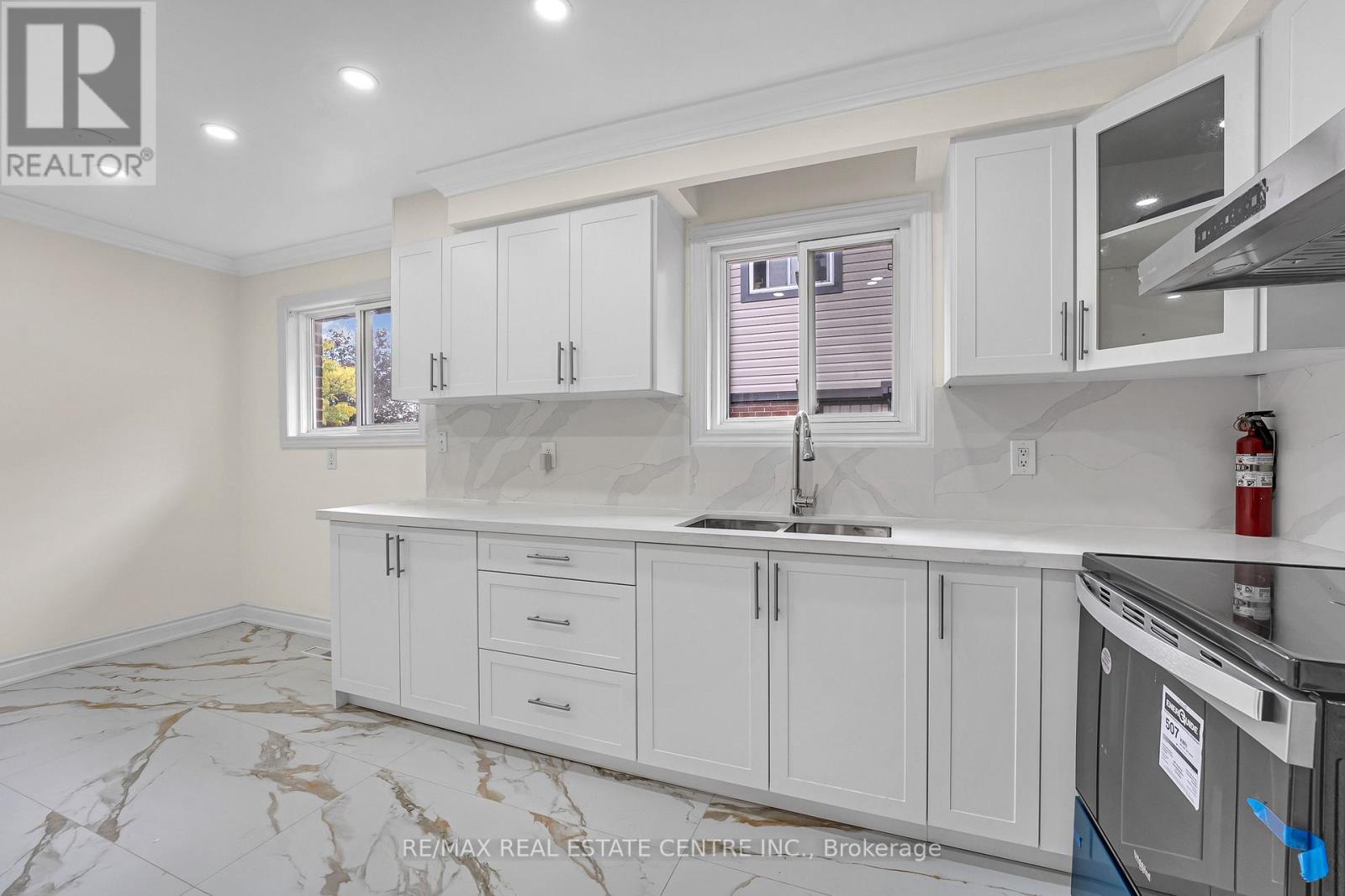 82 Merton Road, Brampton, Ontario  L6V 2V6 - Photo 12 - W12615396