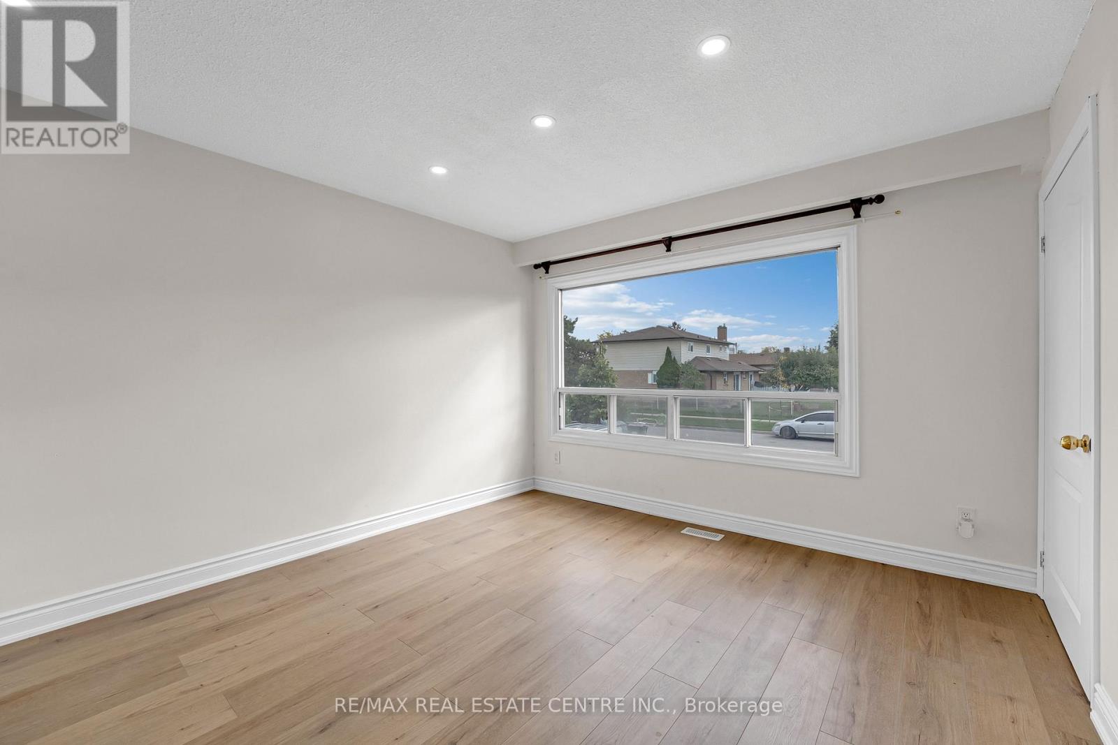 82 Merton Road, Brampton, Ontario  L6V 2V6 - Photo 7 - W12615396