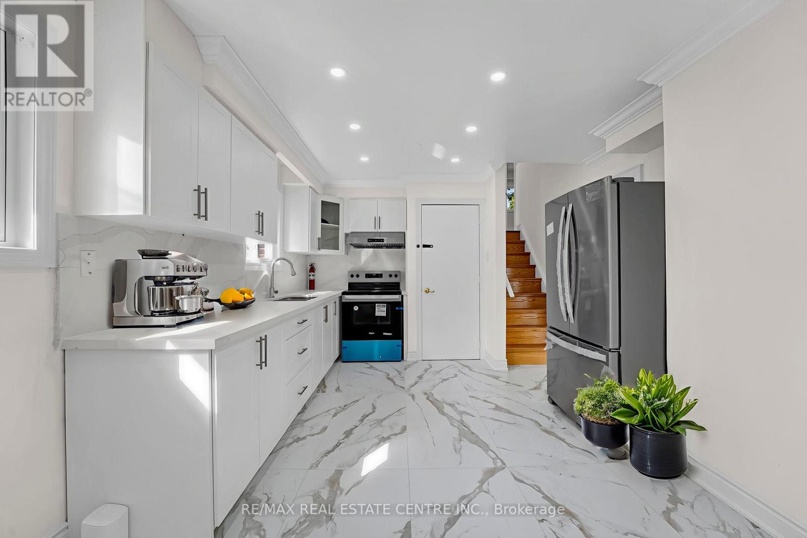 82 Merton Road, Brampton, Ontario  L6V 2V6 - Photo 9 - W12615396