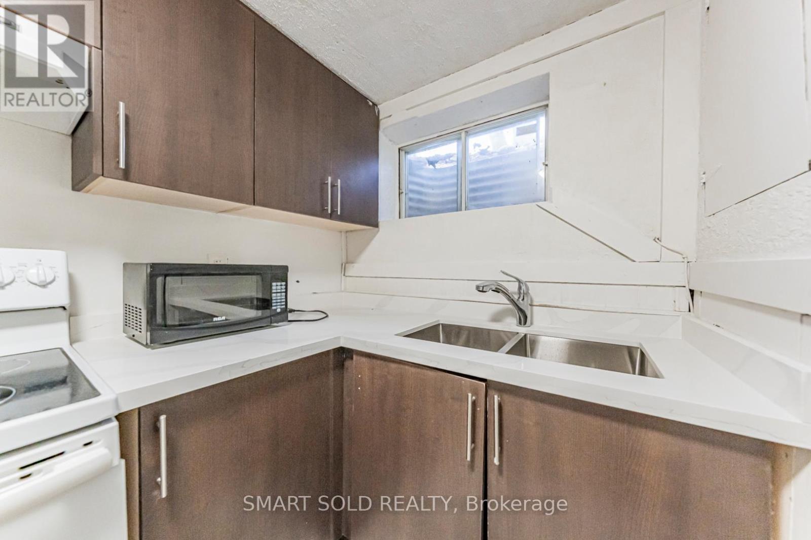 22 Hazelglen Court, Brampton, Ontario  L6S 1N7 - Photo 8 - W12615470