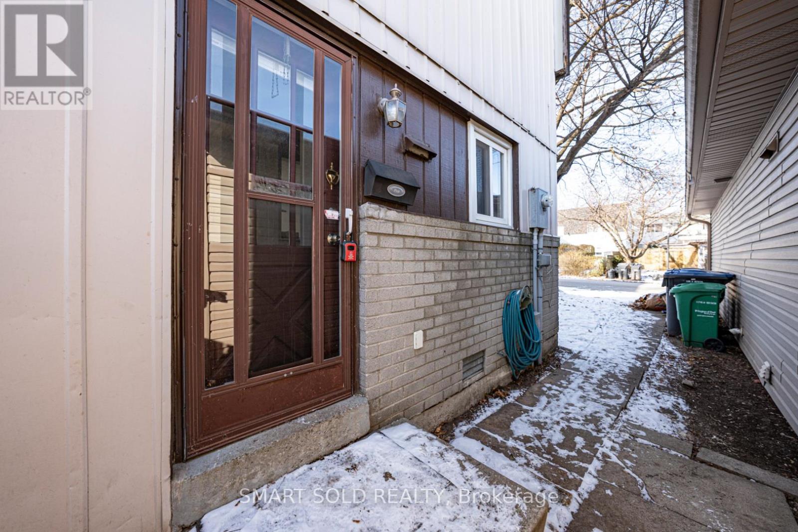 22 Hazelglen Court, Brampton (Central Park), Ontario  L6S 1N7 - Photo 3 - W12615472