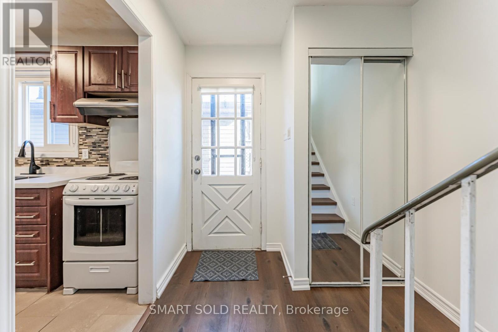 22 Hazelglen Court, Brampton (Central Park), Ontario  L6S 1N7 - Photo 8 - W12615472