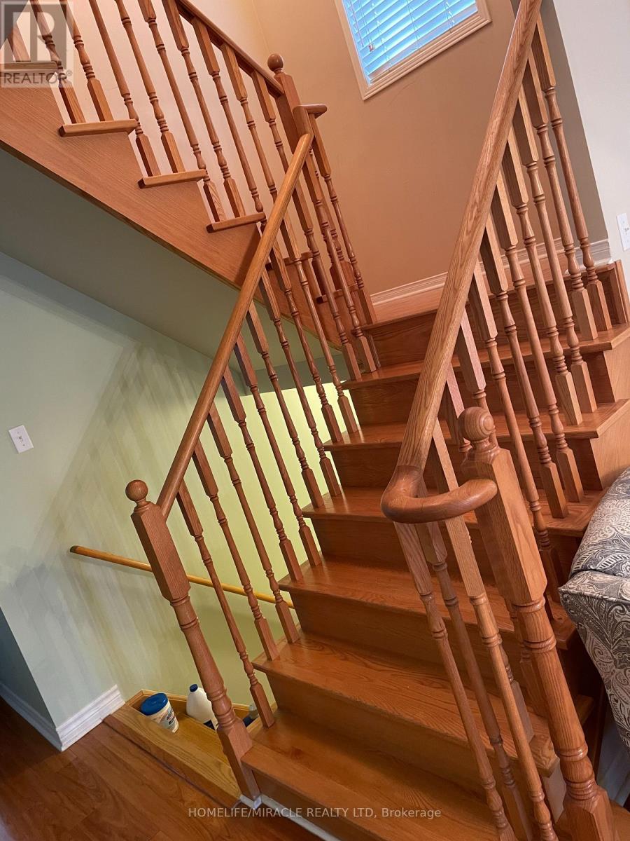 26 Penbridge Circle, Brampton, Ontario  L7A 2P9 - Photo 4 - W12615488