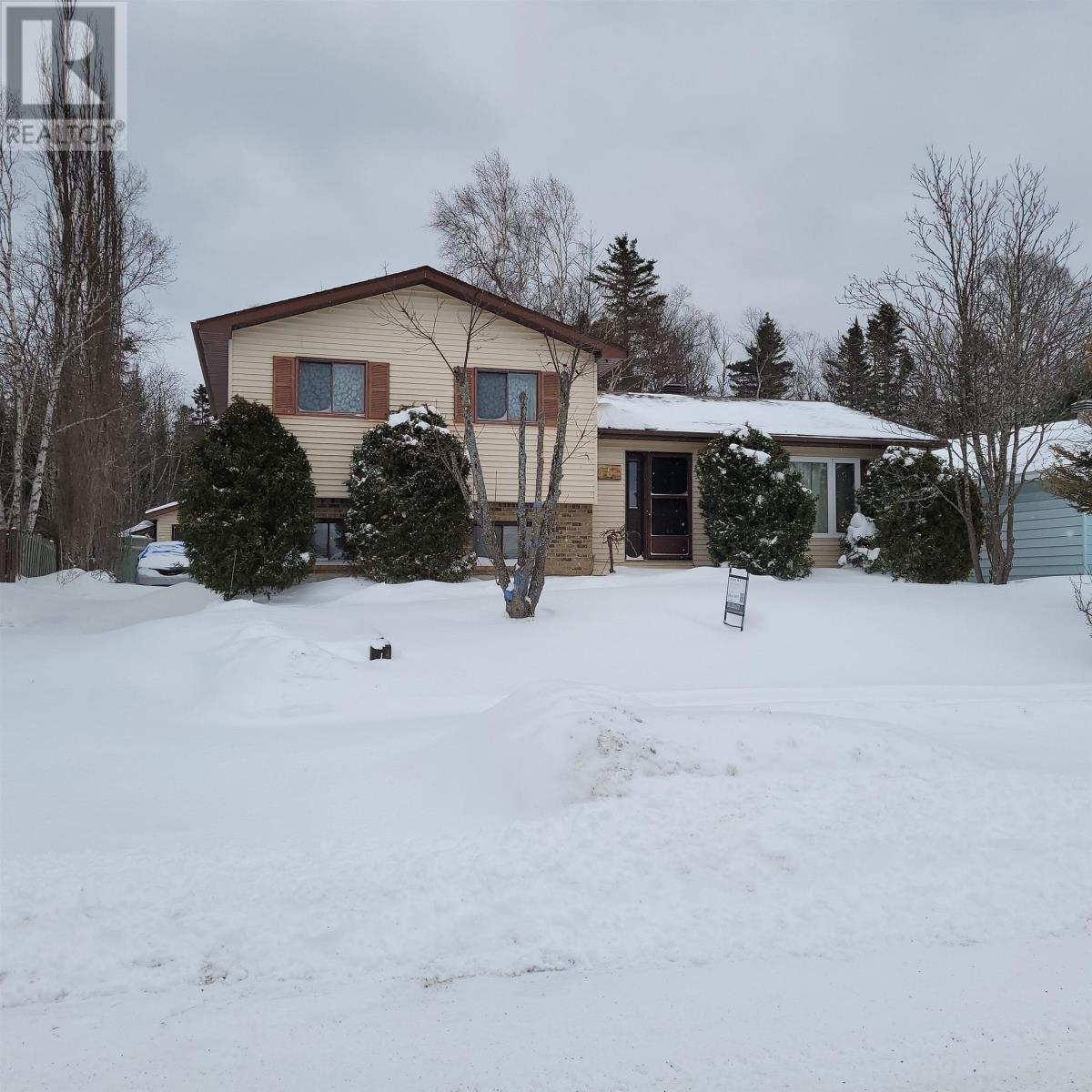 35 Bastedo Cres, Marathon, Ontario