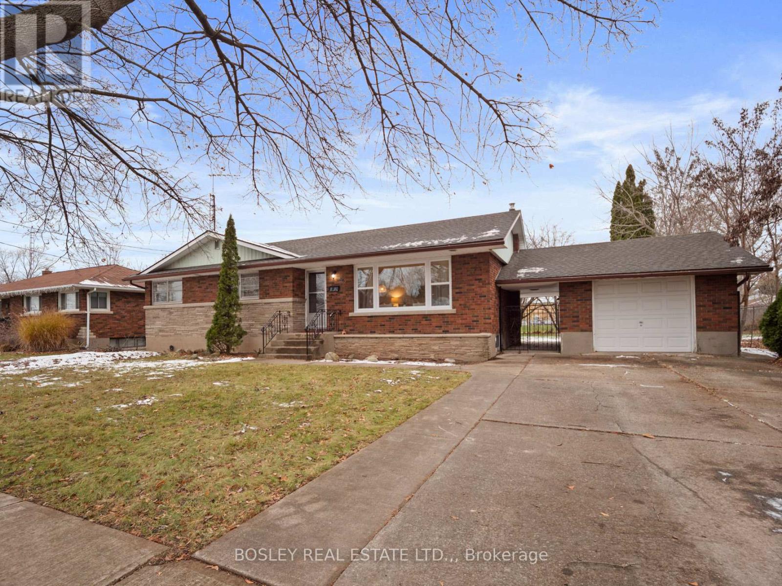 33 TAMARACK AVENUE, St. Catharines, Ontario