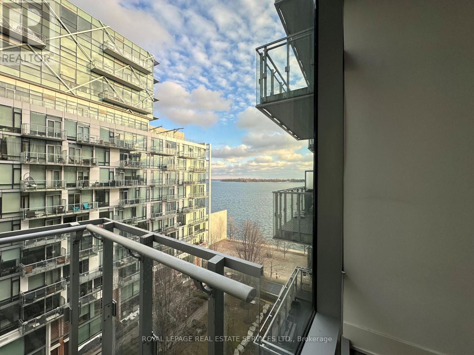 818 - 39 Queens Quay E, Toronto, Ontario  M5E 0A5 - Photo 3 - C12608444