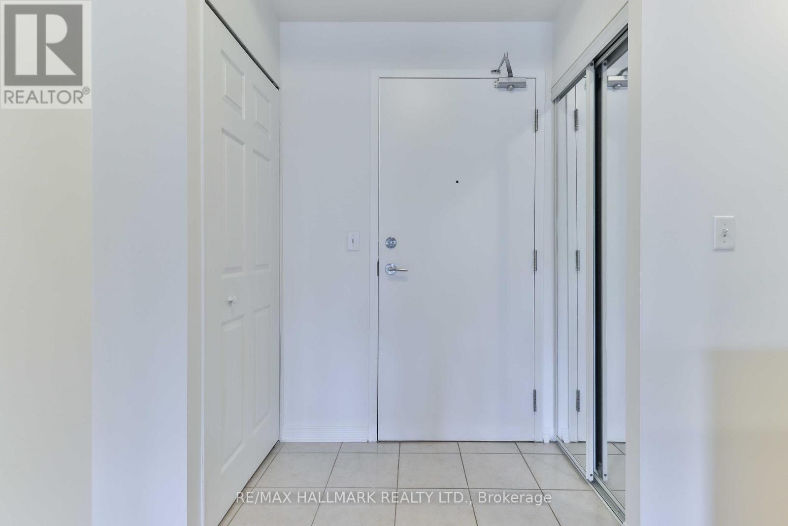 207 - 9451 Jane Street, Vaughan (Maple), Ontario  L6A 4H7 - Photo 4 - N12615606