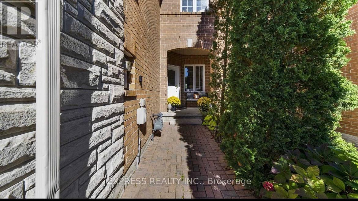 40 Firwood Drive, Richmond Hill, Ontario  L4S 2A2 - Photo 2 - N12615630